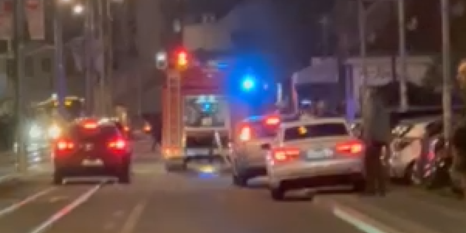 Požar na Voždovcu: Plamen kulja na sve strane, vatrogasci na licu mesta (VIDEO)