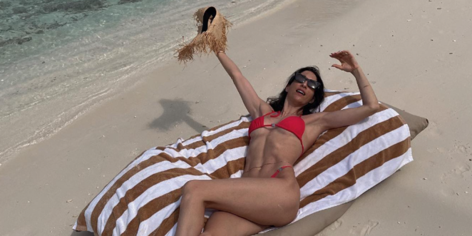 Seksi fotka Jelisavete Orašanin popraviće vam kišni dan: Glumica u minijaturnom bikiniju istakla svoje obline (FOTO)