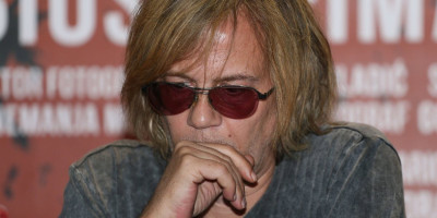 Legendarni glumac Srđan Žika Todorović zabrinuo je svoje fanove nakon što je na društvenim mrežama podelio fotografiju na kojoj se vidi s povredama na glavi.