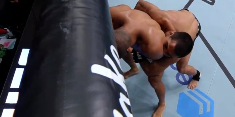 Sve frapirao! Ovo još niste videli u MMA, čovek je zver (VIDEO)