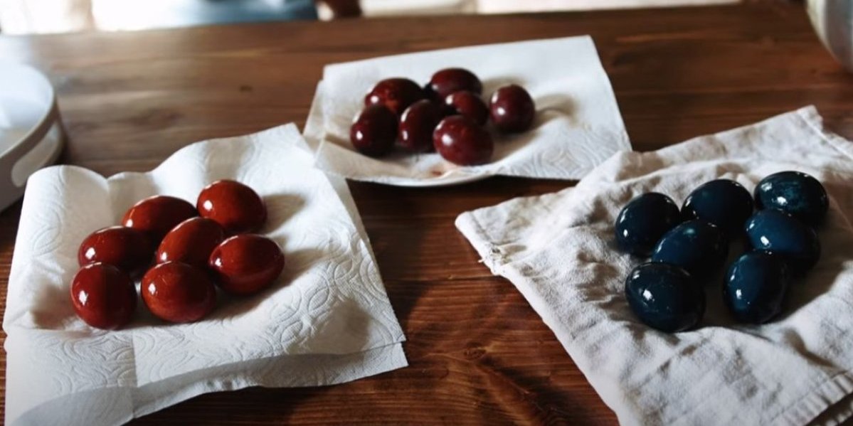 Tradicionalno farbanje lukovicom i kupusom! Najlakši metod koji garantuje predivan izgled jaja (VIDEO)