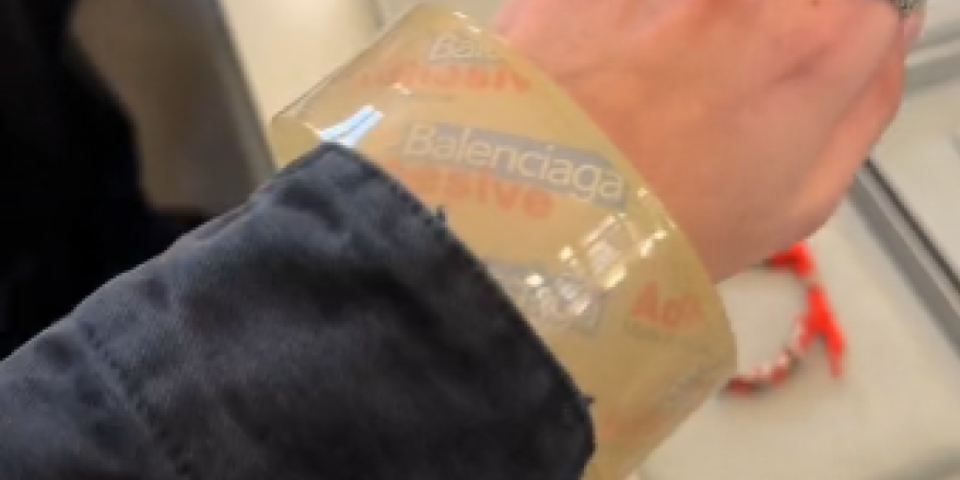 Balensijaga prodaje selotejp traku kao narukvicu: Od cene se vrti u glavi - haos na mrežama (VIDEO)