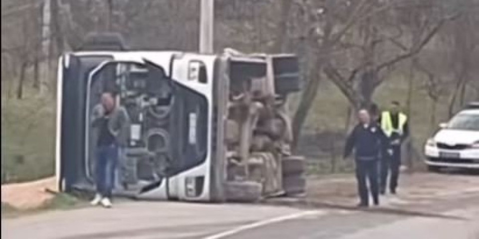 Prevrnuo se kamion kod Valjeva: Policija stigla na lice mesta (VIDEO)
