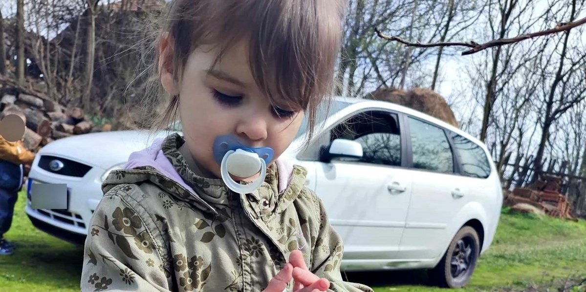 Nestala mala Danka (2) u Banjskom polju! Roditelji mole za pomoć! (FOTO)