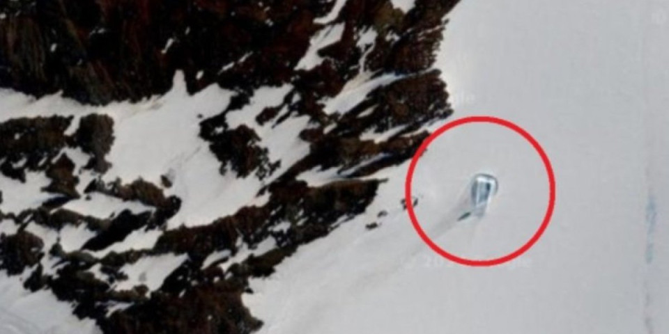 Šta je ovo?! Snimak sa Antarktika zapalio internet - da li je ovo ulaz u tajnu bazu i čiju?! Hitlerovu, vanzemaljaca, nekog trećeg...