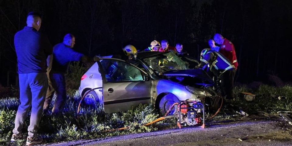 Teška saobraćajna nezgoda kod Beočina: Vatrogasci seku vozila!