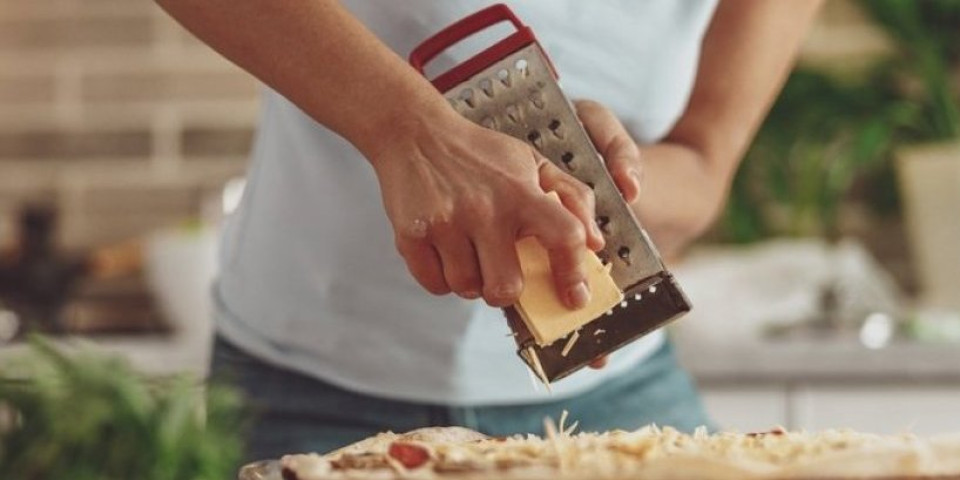 Šok u kuhinji: Rende ima skrivenu funkciju - svi ga koriste, a ne znaju čemu služi