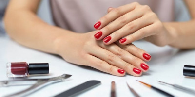 Nakon vesti da od 1. septembra ove godine Evropska unija uvodi zabranu upotrebe kozmetičkih proizvoda koji sadrže TPO supstancu koja se nalazi u velikom broju gel lakova za nokte, žene su poludele na društvenim mrežama - jednima je drago zbog odluke, dok druge paniče jer ne znaju kako će sada da neguju nokte.