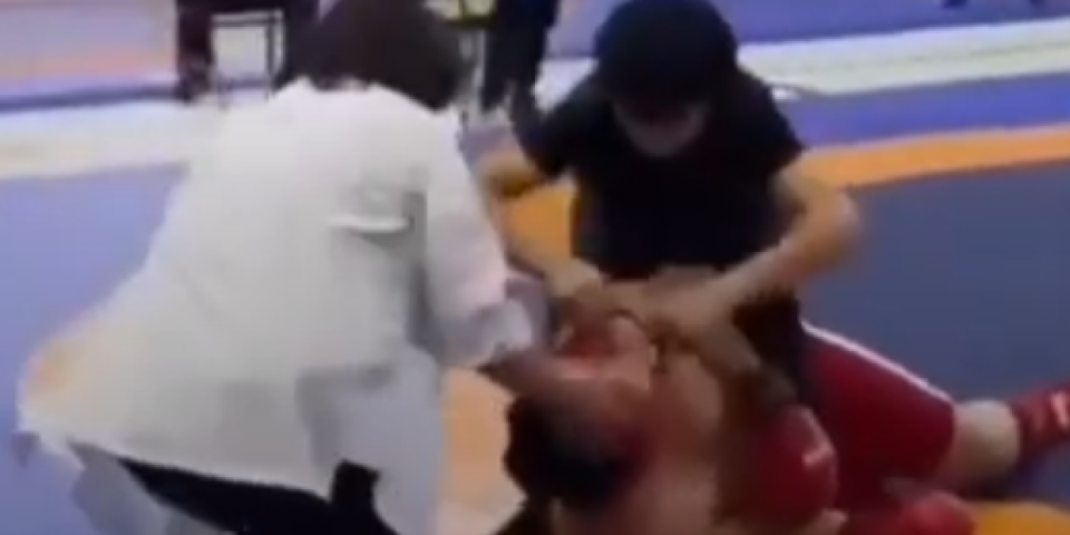 (UZNEMIRUJUĆI VIDEO) MMA borac (17) preminuo za vreme meča!