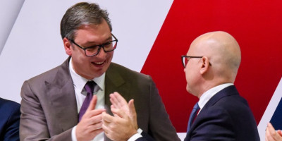 Predsednik Srbije Aleksandar Vučić i lider Srpske napredne stranke Miloš Vučević podelili su na društvene mreže video kako zajedno prave sendvič, pored domaćinske pite koju su prethodno spremili.