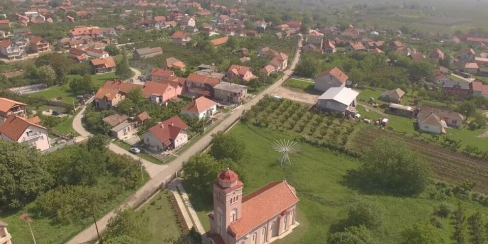 Ponašaju se kao da su domaći, traže hranu: Šok prizor u ivanjičkim selima, meštani na nogama (FOTO)