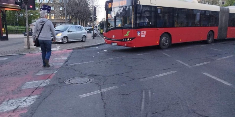 Haos u Beogradu: Muškarac izleće iz automobila, prilazi autobusu, psuje i vređa vozača, a onda... (VIDEO)