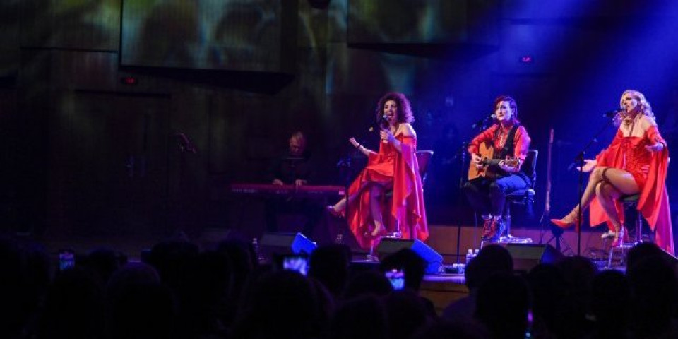 U Lisinskom pao rekord popunjenosti: Zbog benda "The Frajle" stotine ljudi sedelo na pozornici