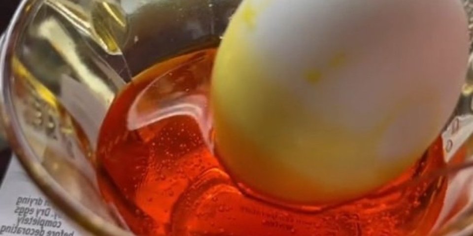 Vaskršnja jaja boje duge! Evo kako da izvedete najbolje "ombre" farbanje - lakše je nego što mislite (VIDEO)