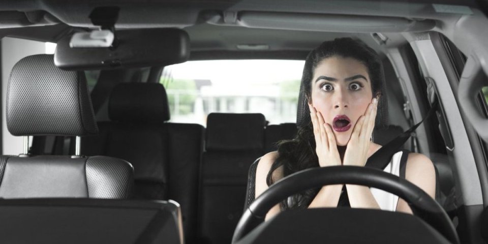 Uklonite neprijatan miris od klime iz automobila! Skoro niko nije znao za ovaj genijalan trik (VIDEO)