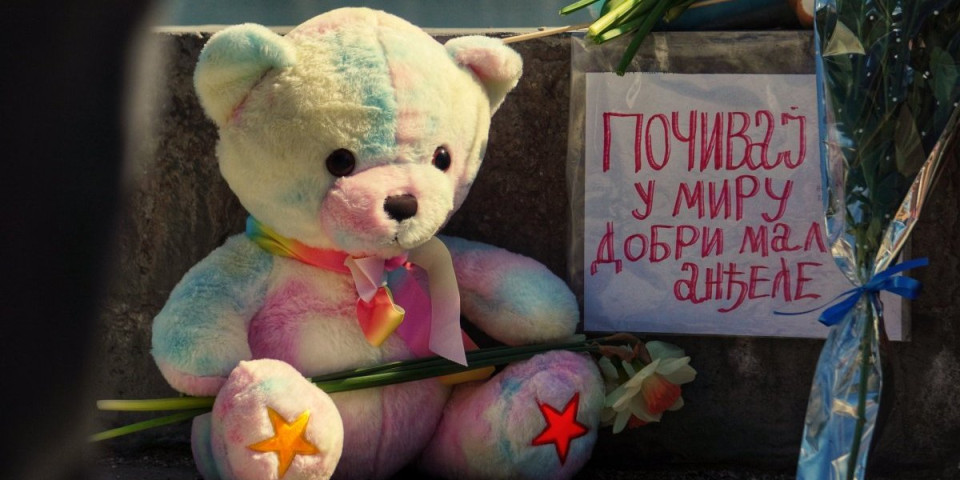 Beli meda za ubijenu ćerku! Potresno: Roditelji Danke Ilić u suzama, zapalili sveću u centru Bora! (FOTO)