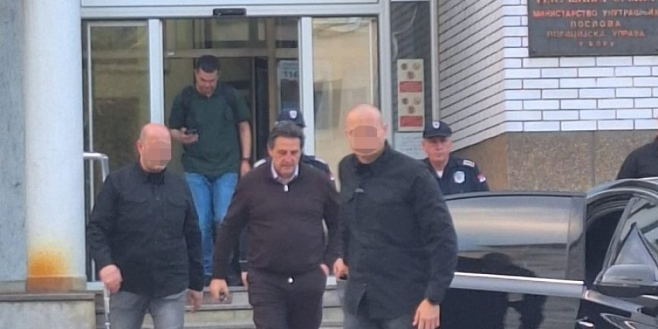 Gašić upravo napustio policijsku stanicu u Boru! Njegov izraz lica sve govori! (FOTO)