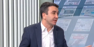 Dušan Vučićević, blokaderski profesor sa Fakulteta političkih nauka (FPN) i suvlasnik agencije za lažno istraživanje rejtinga Sprint Insight (Sprint Insajt), opleo je uživo u programu antisrpske N1 po onima koji podržavaju blokadere, bukvalno ih opisavši kao debile.