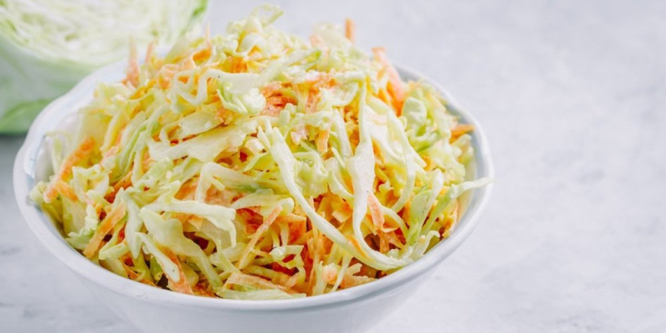 Jede se samo tri večeri i stomak postaje ravan: Neverovatna salata koja čini čuda za nadutost