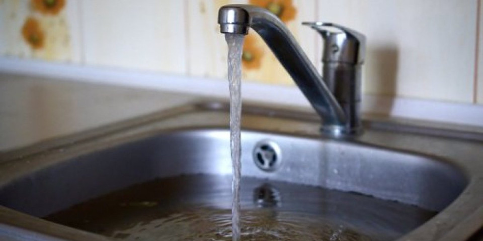 Ako ovo sipate u sudoperu stegnuće se kao beton! Vodoinstalater upozorava šta će je momentalno zapušiti (VIDEO)