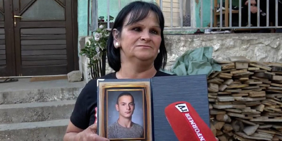 "Osmi dan kako mi sina nema"! Potresna ispovest majke nestalog Mikice Boškovića iz Novog Pazara - Majka u suzama moli za pomoć (VIDEO)