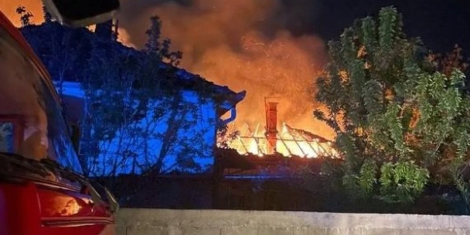 Požar u Novom Sadu iza gradilišta hotela! Gust dim prekrio ceo objekat! (VIDEO)