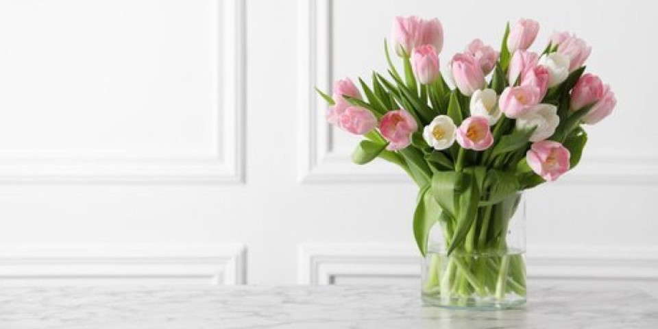 Ako cveće od 8. marta držite na ovom mestu uvenuće odmah: Evo gde da stavite vazu kako bi imali dugo mirisan buket
