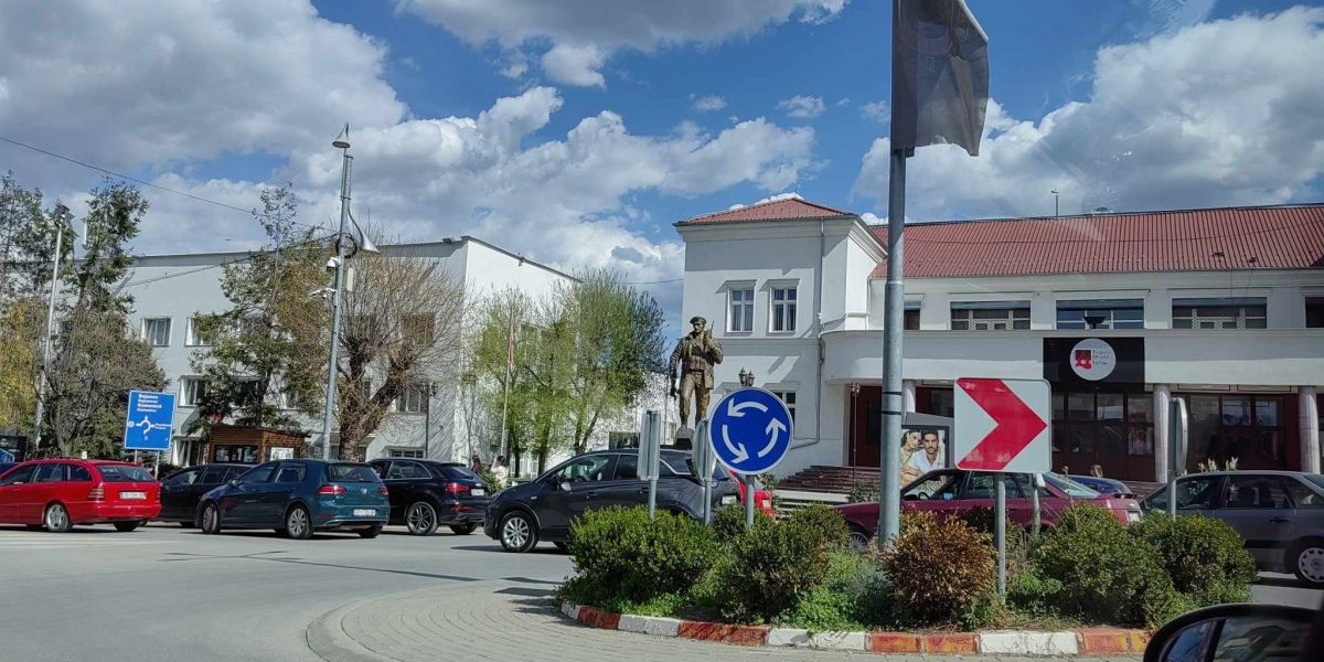 Spomenik Agimu Ramadaniju - za one koji možda ne znaju, Ramadani, nekada oficir JNA i Vojske Jugoslavije, 1998. ubio je četvoricu mladih vojnika u blizini Košara...