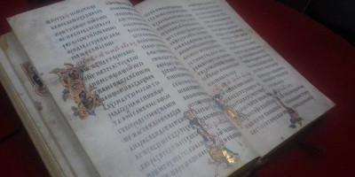 Posetioci Narodnog muzeja u Beogradu imaće jedinstvenu priliku da Miroslavljevo jevanđelje, najstariju sačuvanu srpsku ćiriličnu rukopisnu knjigu, koja se tačno 20 godina nalazi na Uneskovoj listi "Pamćenje sveta", vide uživo.