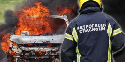 Za sada nepoznata osoba zapalila je automobil u privatnom dvorištu na Vračaru, oko 2 sata iza ponoći, u noći između petka i subote.