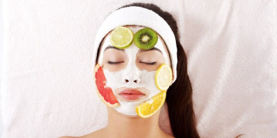 Banana nije samo omiljena užina, ona je i prirodni saveznik za negu kože. Zbog bogatstva vitamina i minerala, maske od banane postale su omiljeni kućni trik za negu lica.