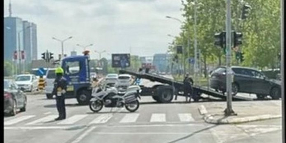 Automobil izleteo s kolovoza, oborio semafor: Karambol u Beogradu