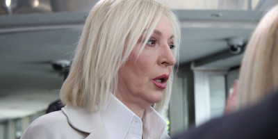 Olivera Kovačević, poznatija kao žuta Olja, inače partnerka Borislava Borka Stefanovića, zamenika Dragana Đilasa u Stranci slobode i pravde (SSP), kuma je ovogodišnje gej parade, a odlučila je da taj događaj posveti blokaderima.