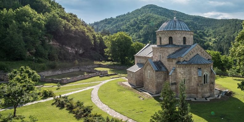 Ovo morate da vidite! Drevne lepote Raške ostavljaju bez daha, a manastir Gradac i crkva Stara Pavlica pravi su "raj" na zemlji