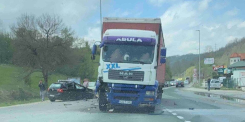 Sudar kamiona i automobila na seoskom putu: Povređene dve osobe kod Kragujevca