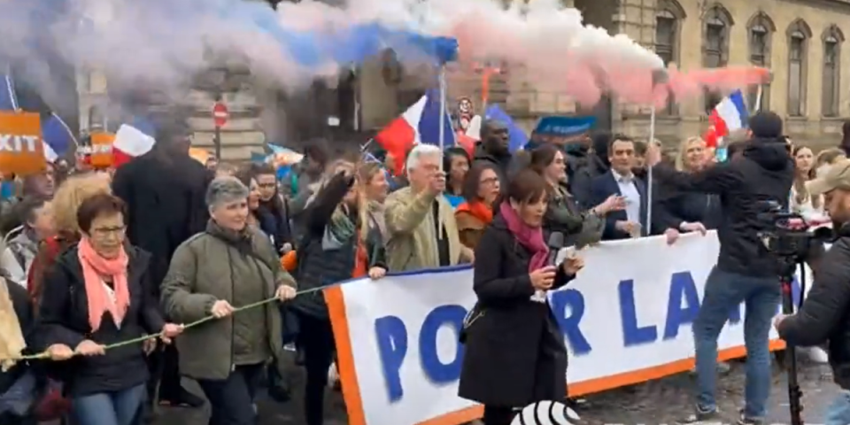 (VIDEO) Prekipelo! Francuzi traže izlazak iz NATO i EU! Haos u Parizu, demonstranti cepaju zastave Alijanse i Unije!