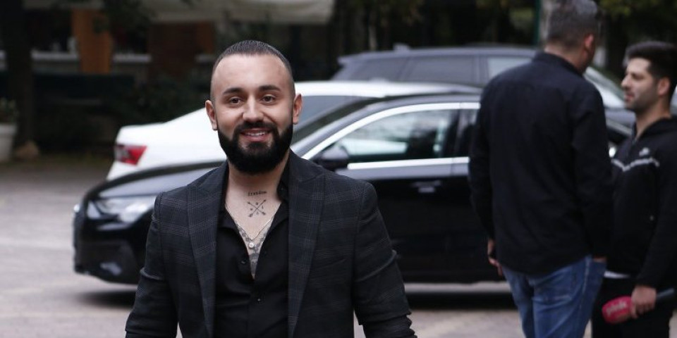 "Zvaće se Teo": Pevač prvi put progovorio o usvajanju deteta