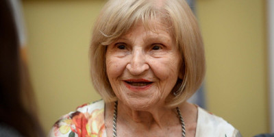Glumica Mira Banjac juče je napunila 96 godina, a brojni Novosađani priredili su joj iznenađenje tako što su joj pod prozorom otpevali rođendansku pesmu.