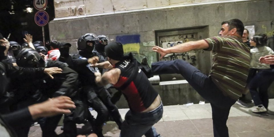 Tvrdnje bez dokaza da demonstranti pokušavaju da preuzmu vlasti na silu  u Gruziji metodama srpske nevladine organizacije