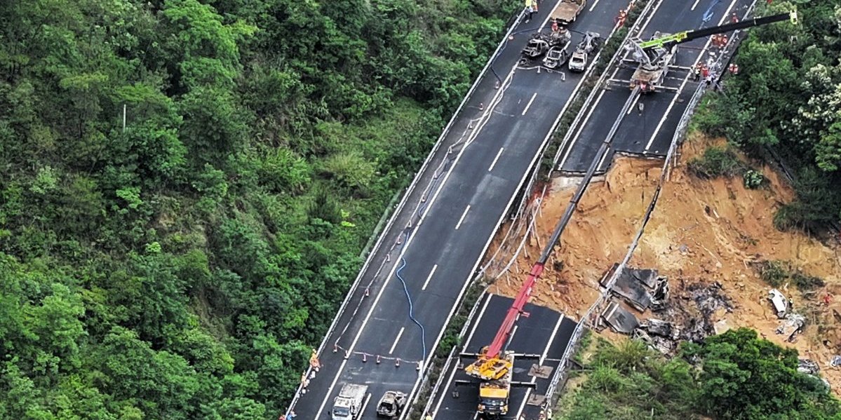 Strašna tragedija u Kini, najmanje 24 mrtva! Na putu je u trenutku nastao horor, jezivi prizori iz Guangdonga! (FOTO, VIDEO)