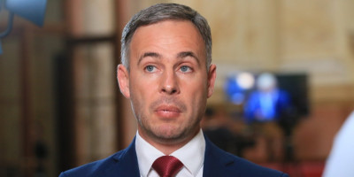 Mroslav miki Aleksić otputovao je na letovanje u Hrvatsku, javlja Gledalačko obaveštajna služaba Informera (GOSI).