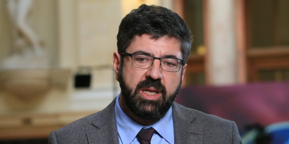 Pogledajte šta radi večiti student: Radomir Lazović u novoj epizodi emisije "Na merama" (VIDEO)