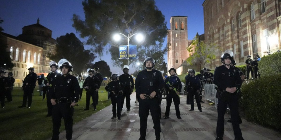 (FOTO) Napustite prostor ili ćete biti uhapšeni! Ovako policija razbija demonstracije u Los Anđelesu