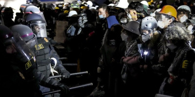 Dok su u uređenim državama napadi na službena lica ozbiljno krivično delo, kod nas nije baš tako jer tužilaštvo ćuti na agresiju opozicionih političara na pripadnike policije.