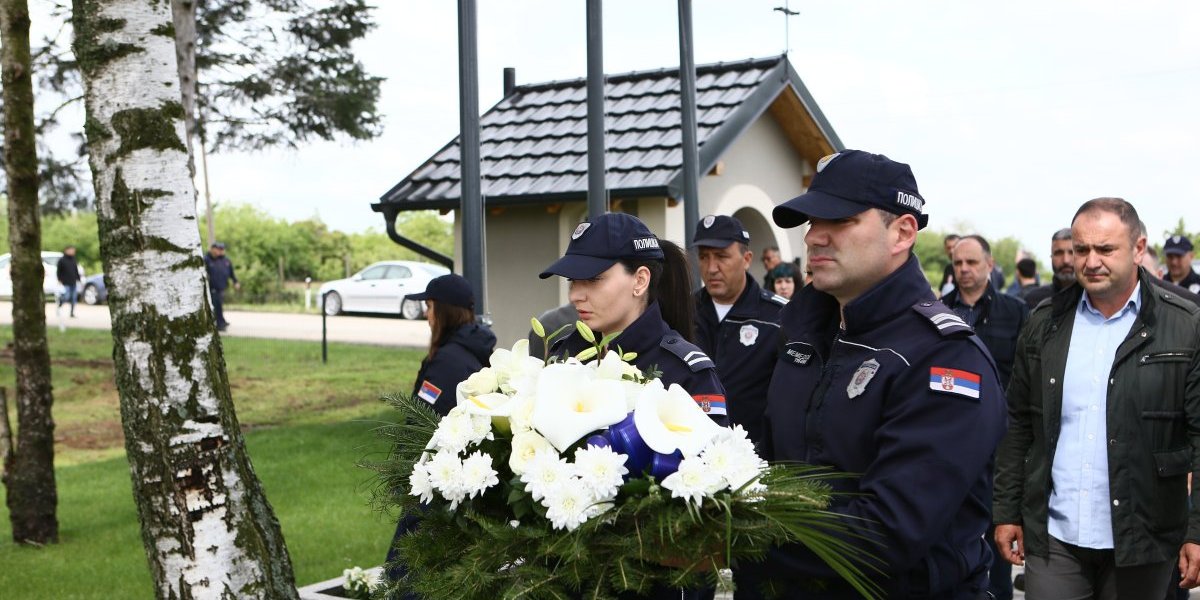 Policajci na pomenu