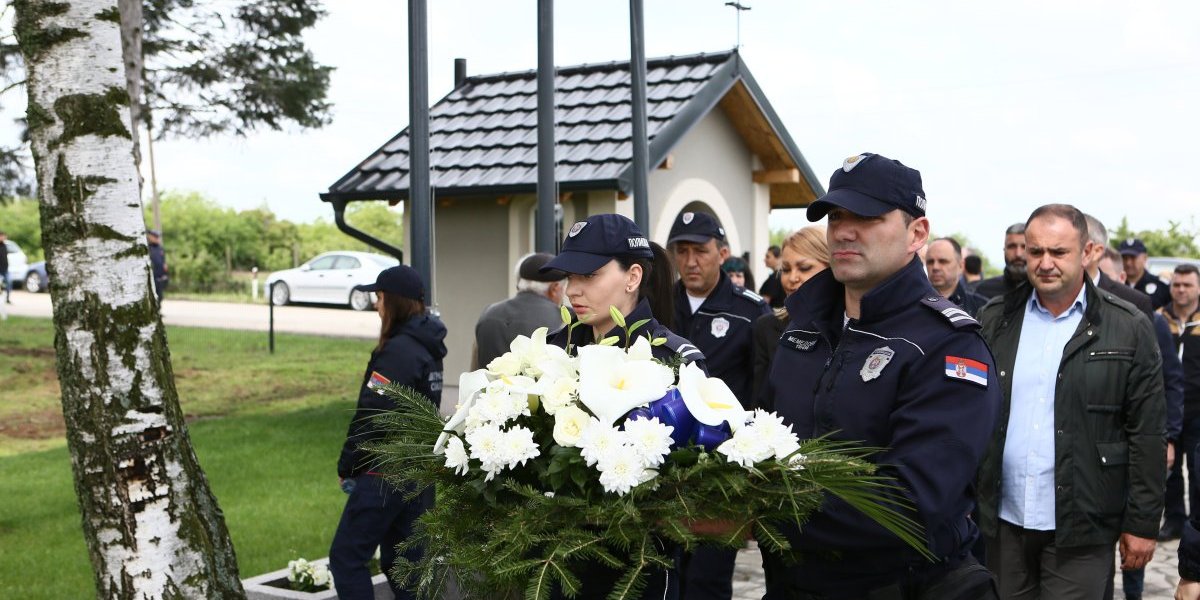 Policajci na pomenu