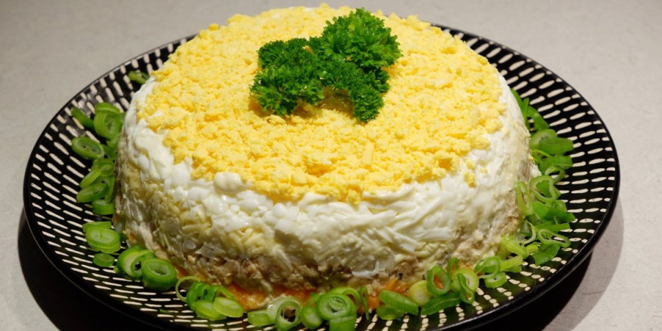 Najbolja mimoza salata za praznike: Po receptu iskusnih domaćica - nema lepše