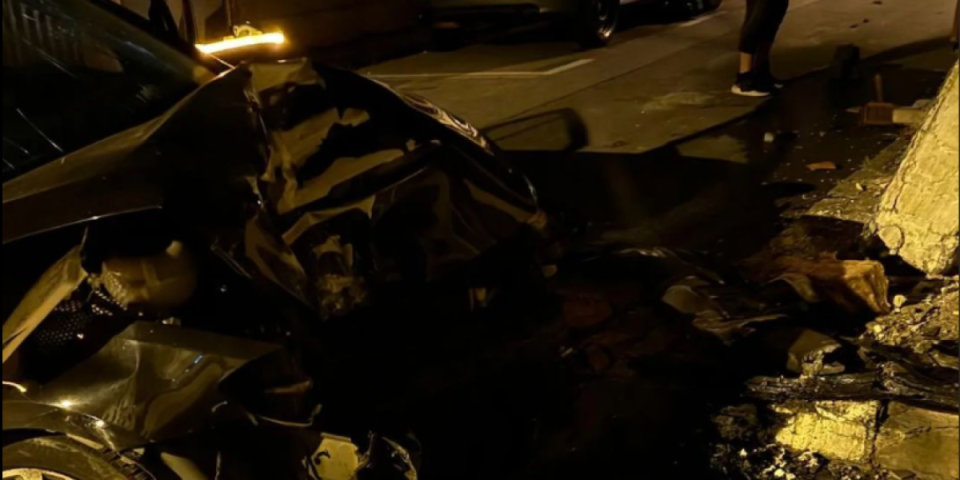 (FOTO) Saobraćajka u Šumatovačkoj: Automobil udario u kuću
