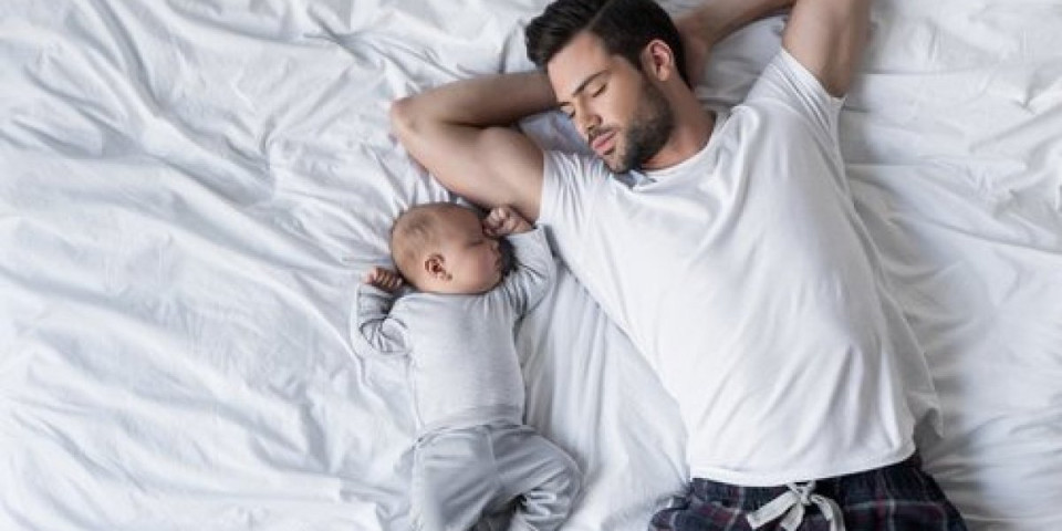 Ima toliko verovanja, da je zbunjujuće: Evo zašto se cepa majica ocu novorođenčeta