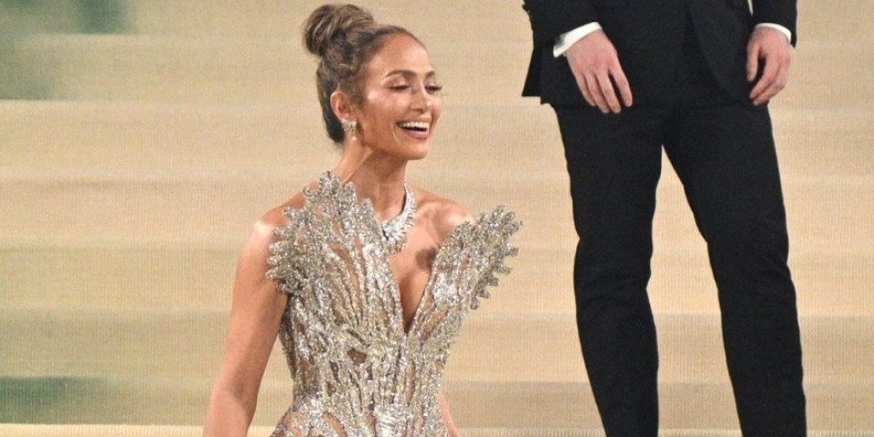 Vulgarno ili ipak sa stilom? Zvezde na crvenom tepihu još malo skroz gole (FOTO)